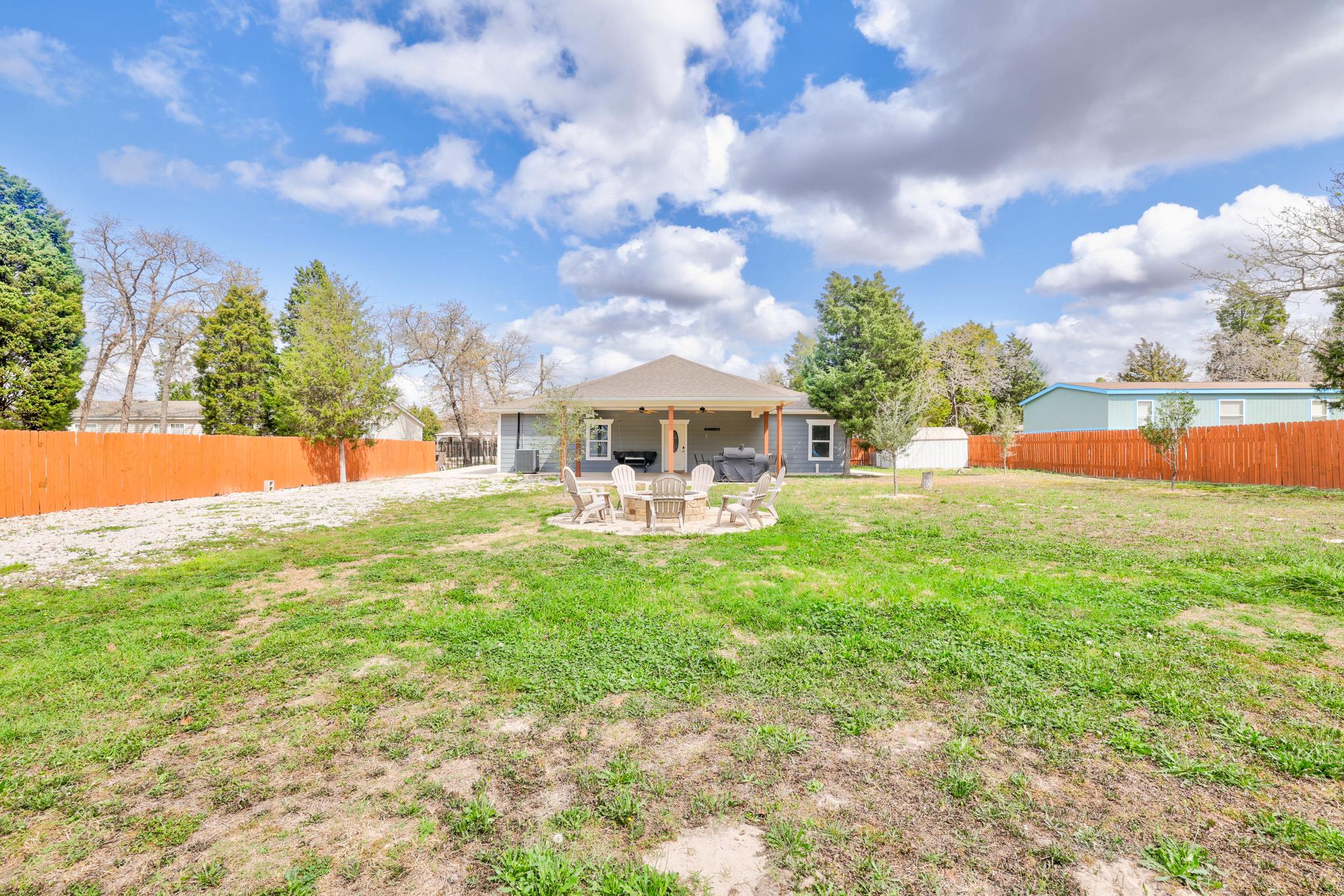 421 Las Lomas Dr, Elgin, TX 78621