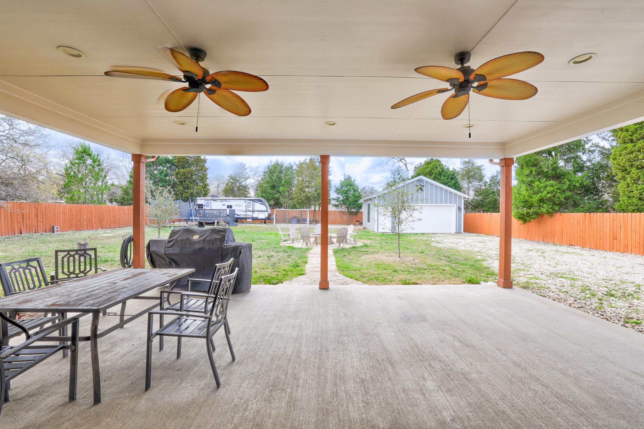 421 Las Lomas Dr, Elgin, TX 78621