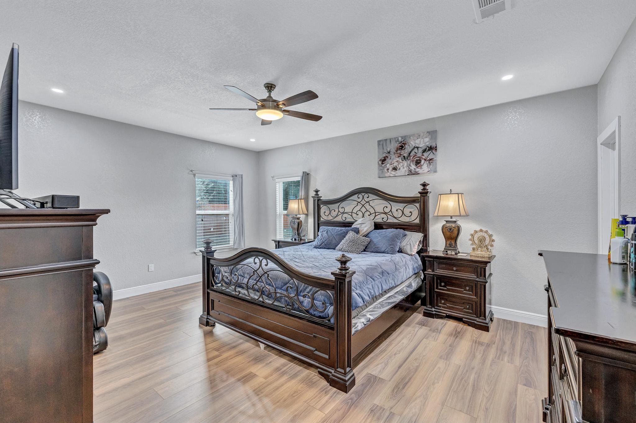 421 Las Lomas Dr, Elgin, TX 78621