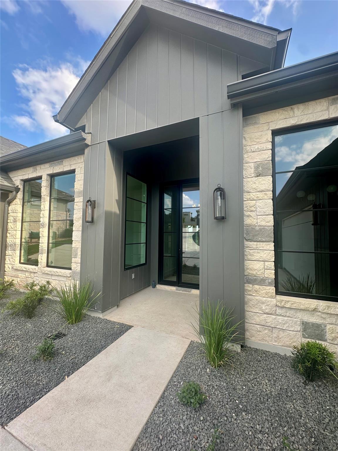 402 Sweet Grass Ln, Austin, TX 78738