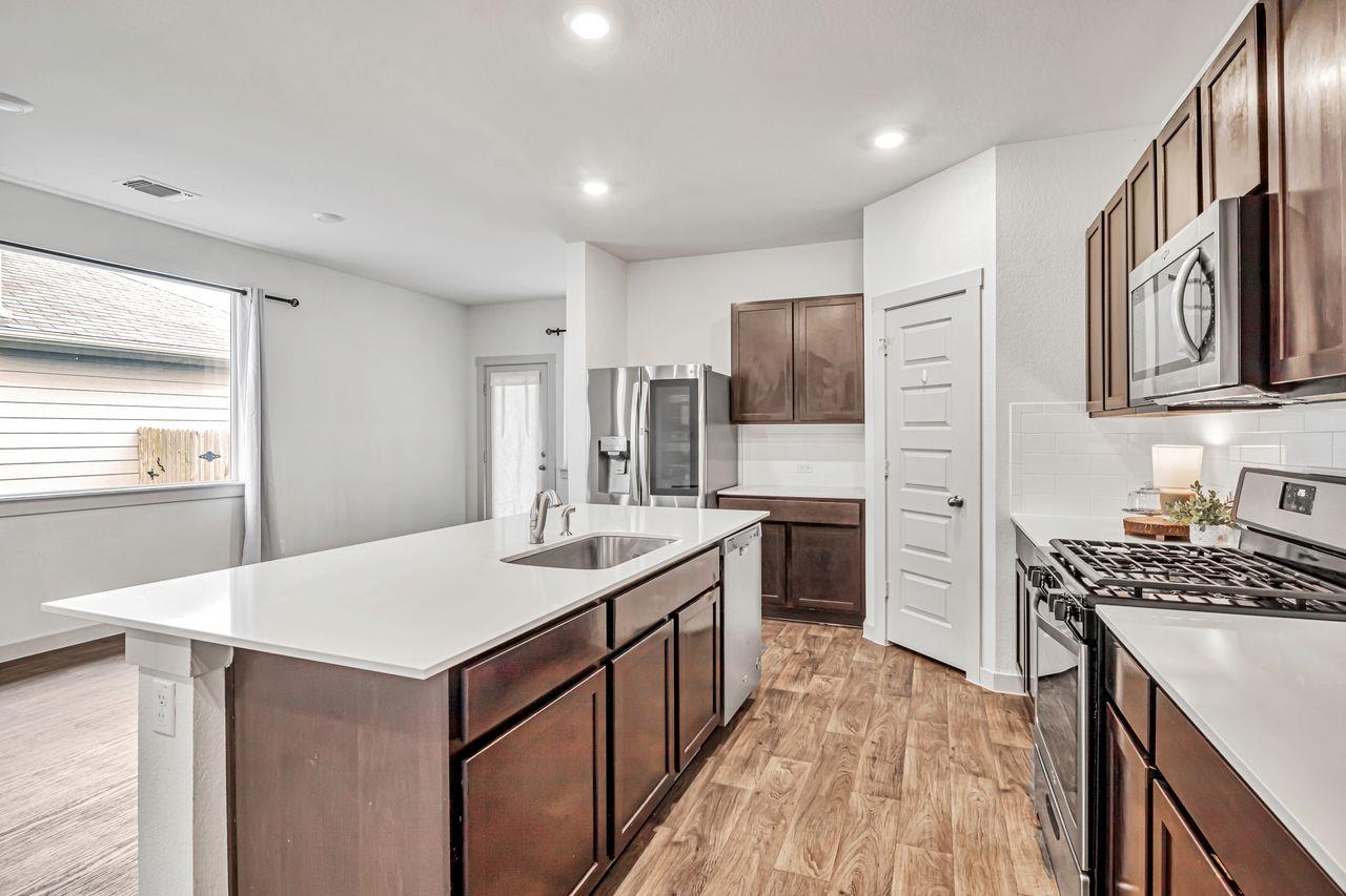 204 Big Sandy Creek Dr, Hutto, TX 78634