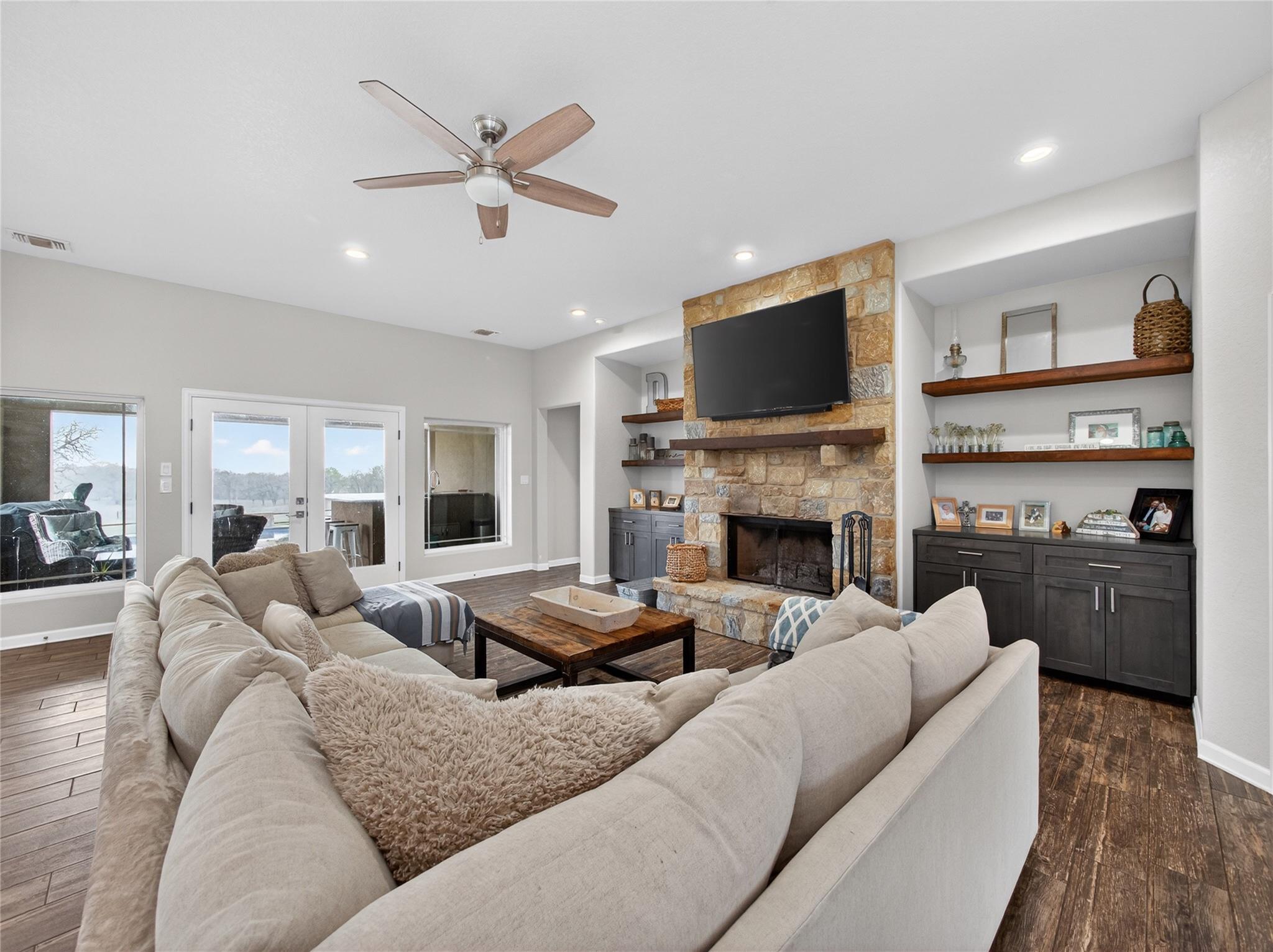 494 Flash Cir, Luling, TX 78648