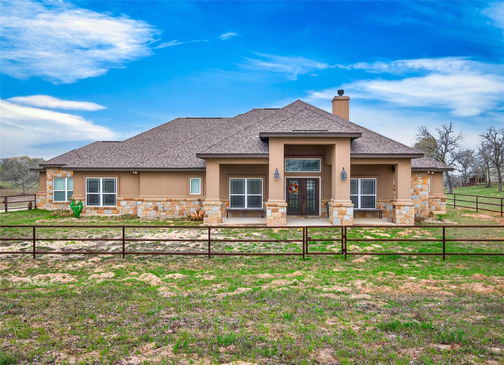 494 Flash Cir, Luling, TX 78648