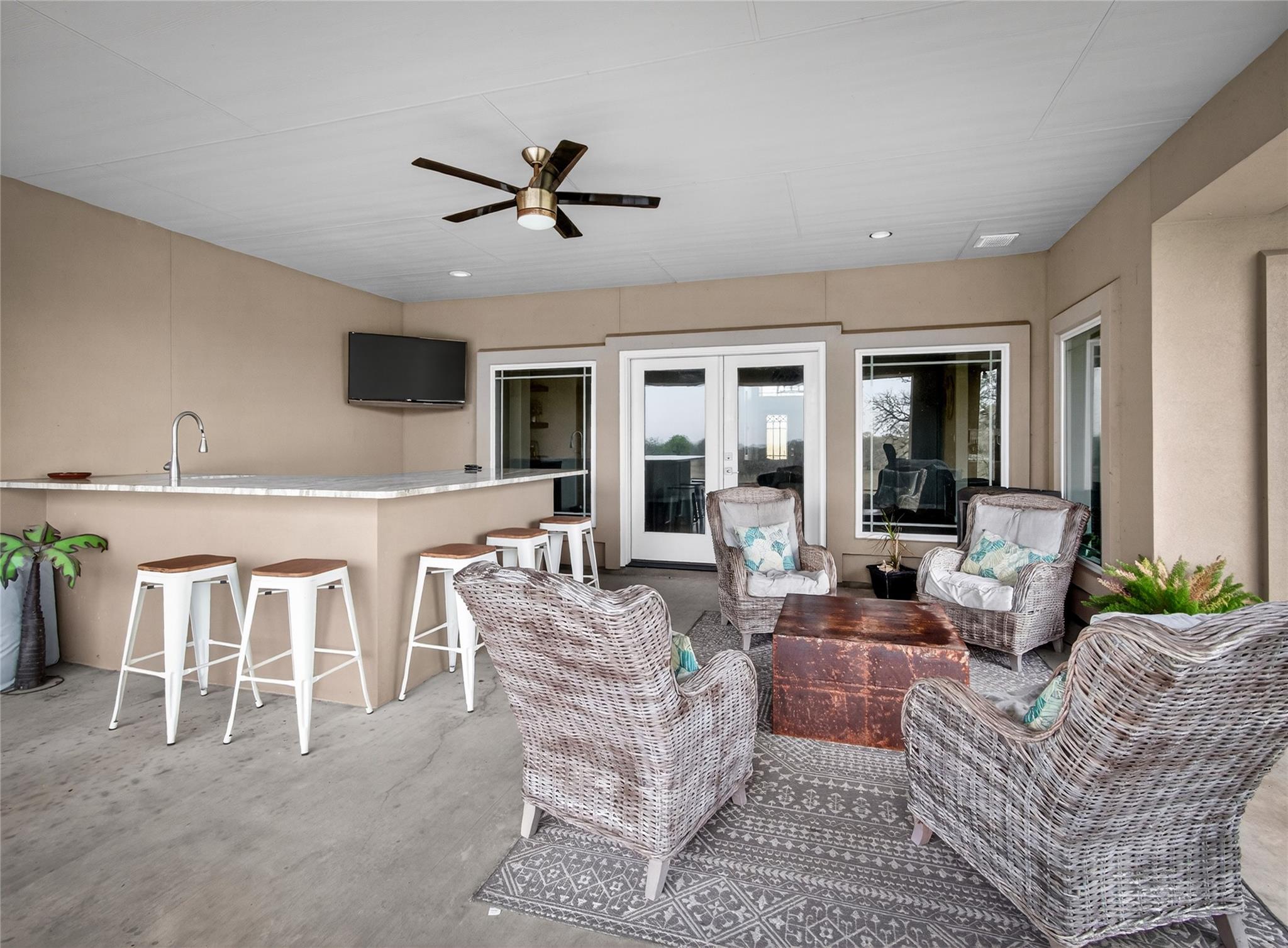 494 Flash Cir, Luling, TX 78648