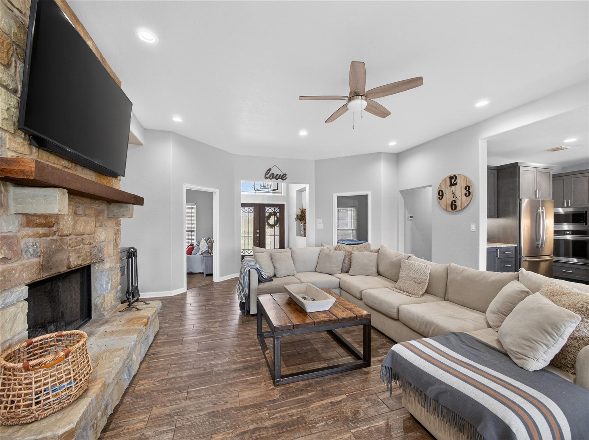 494 Flash Cir, Luling, TX 78648