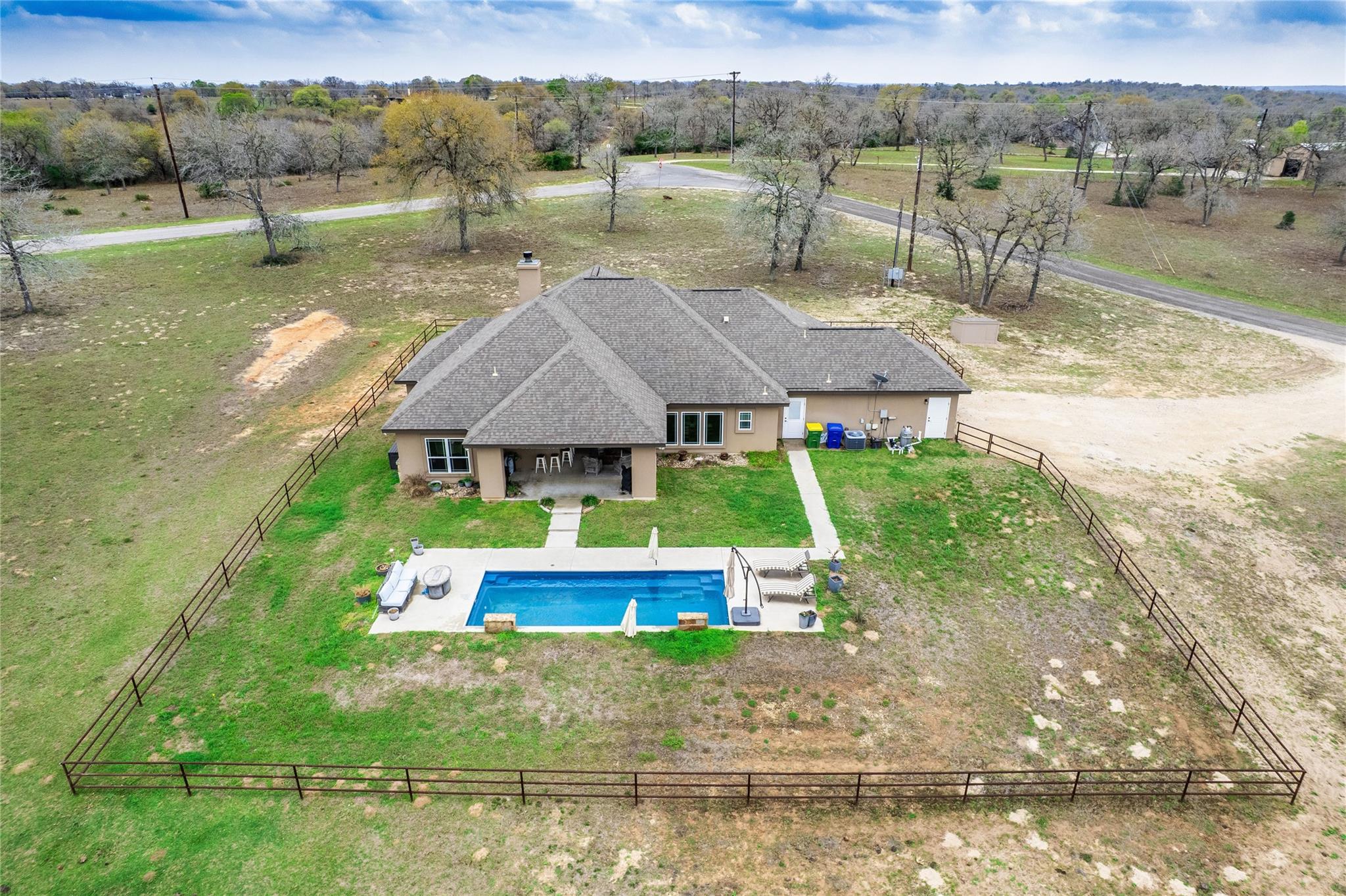 494 Flash Cir, Luling, TX 78648