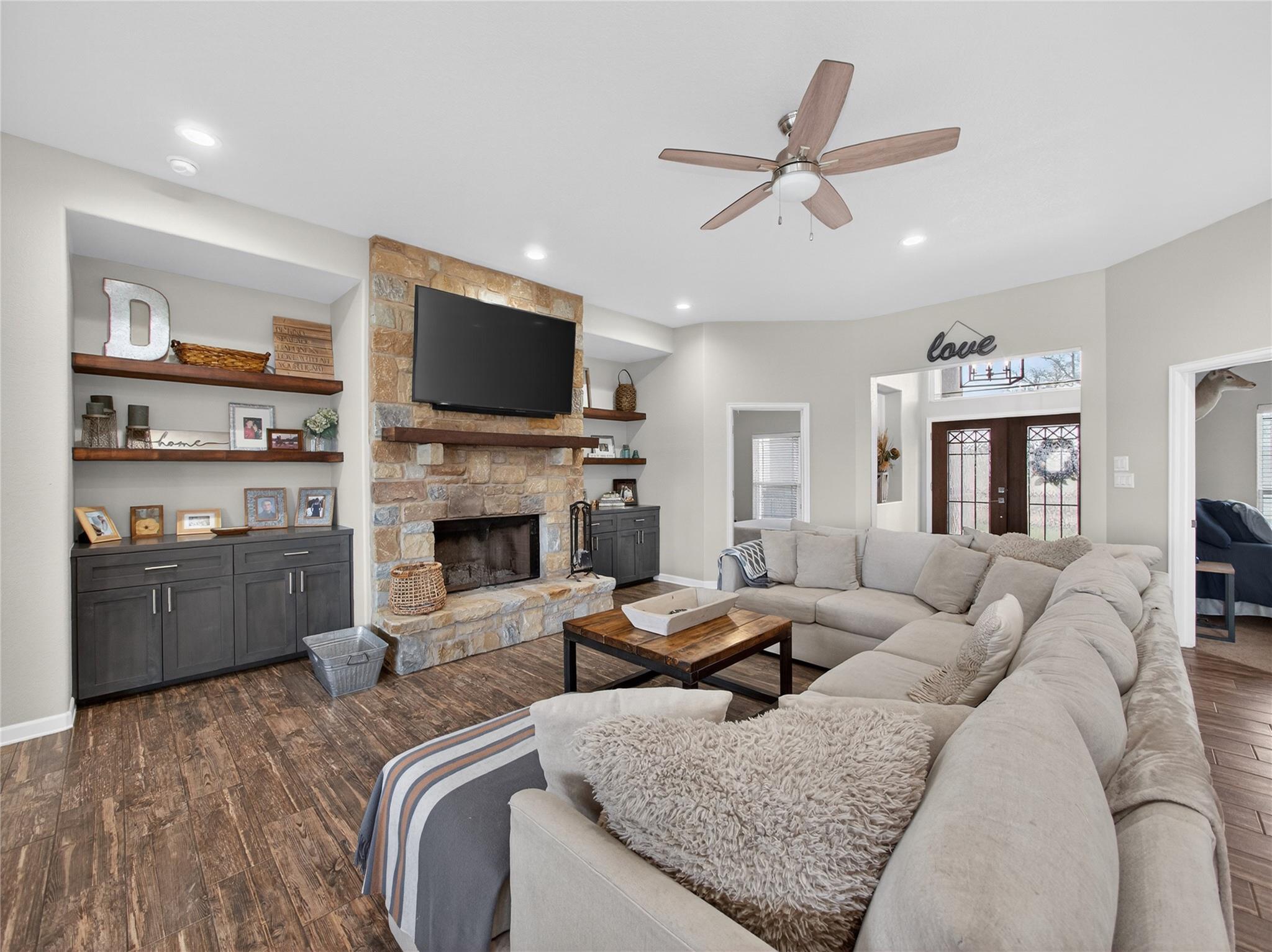 494 Flash Cir, Luling, TX 78648