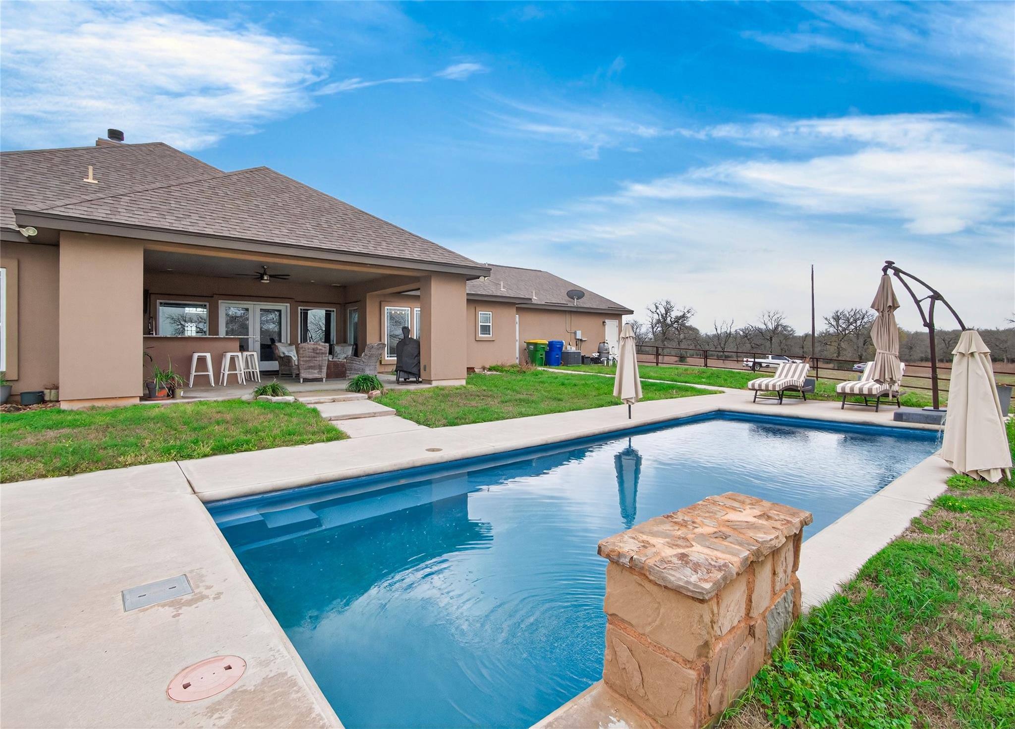 494 Flash Cir, Luling, TX 78648