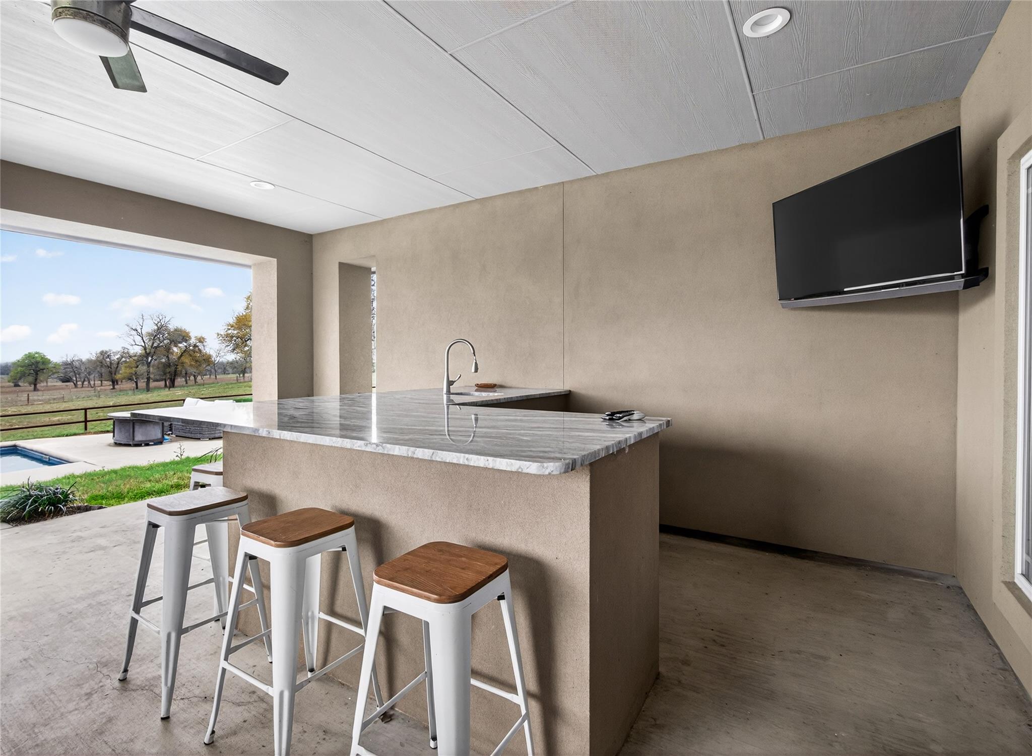 494 Flash Cir, Luling, TX 78648