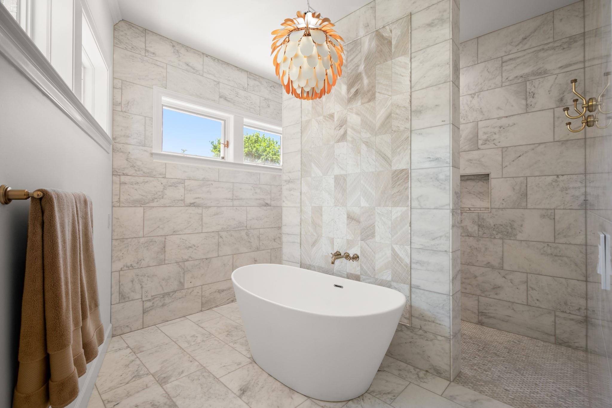 6 Links Ct, The Hills, TX 78738