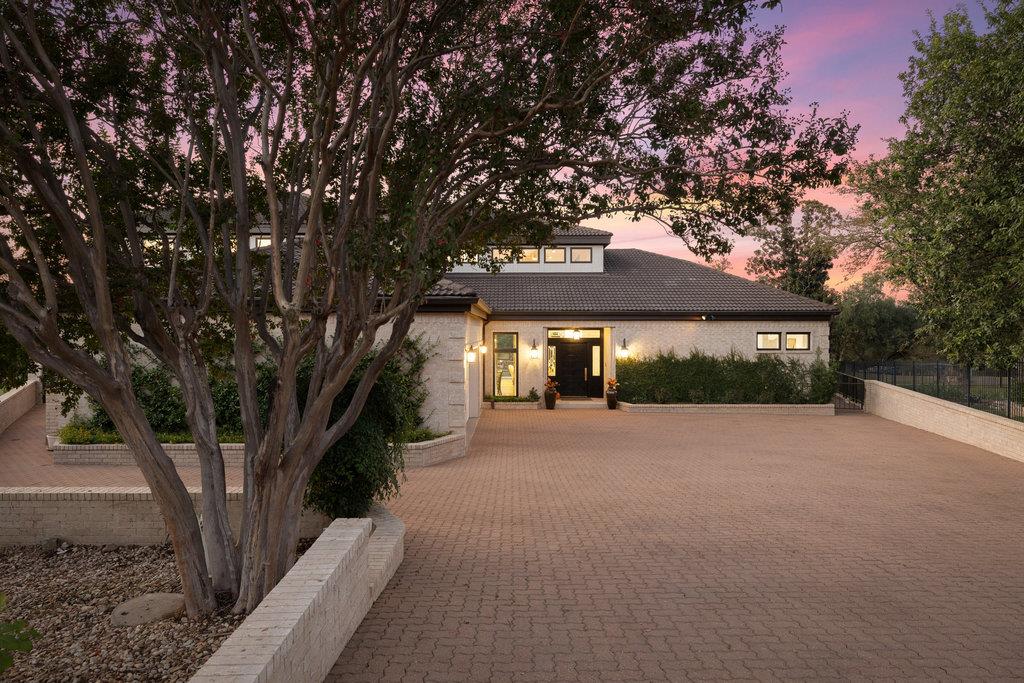 6 Links Ct, The Hills, TX 78738