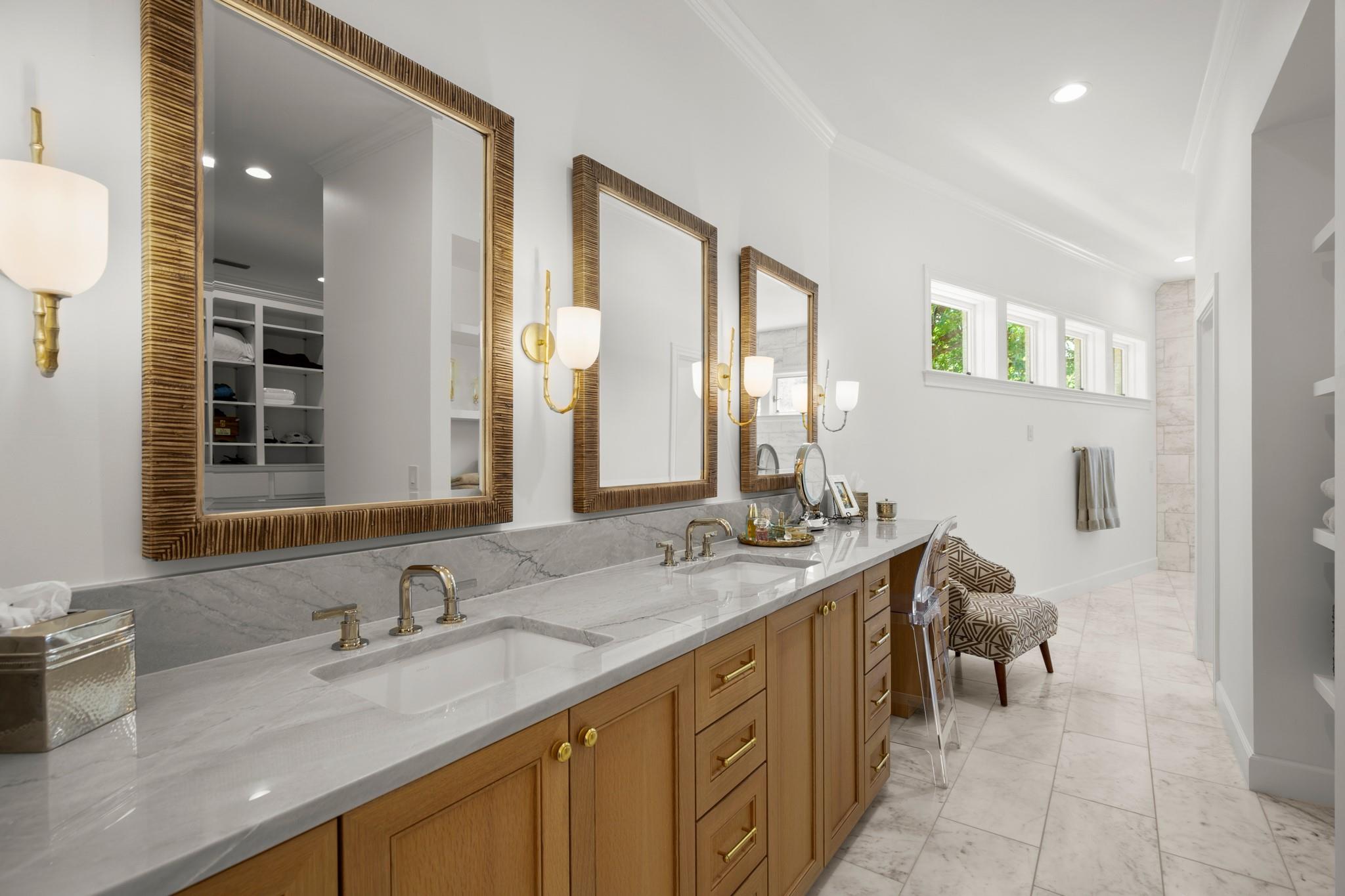 6 Links Ct, The Hills, TX 78738