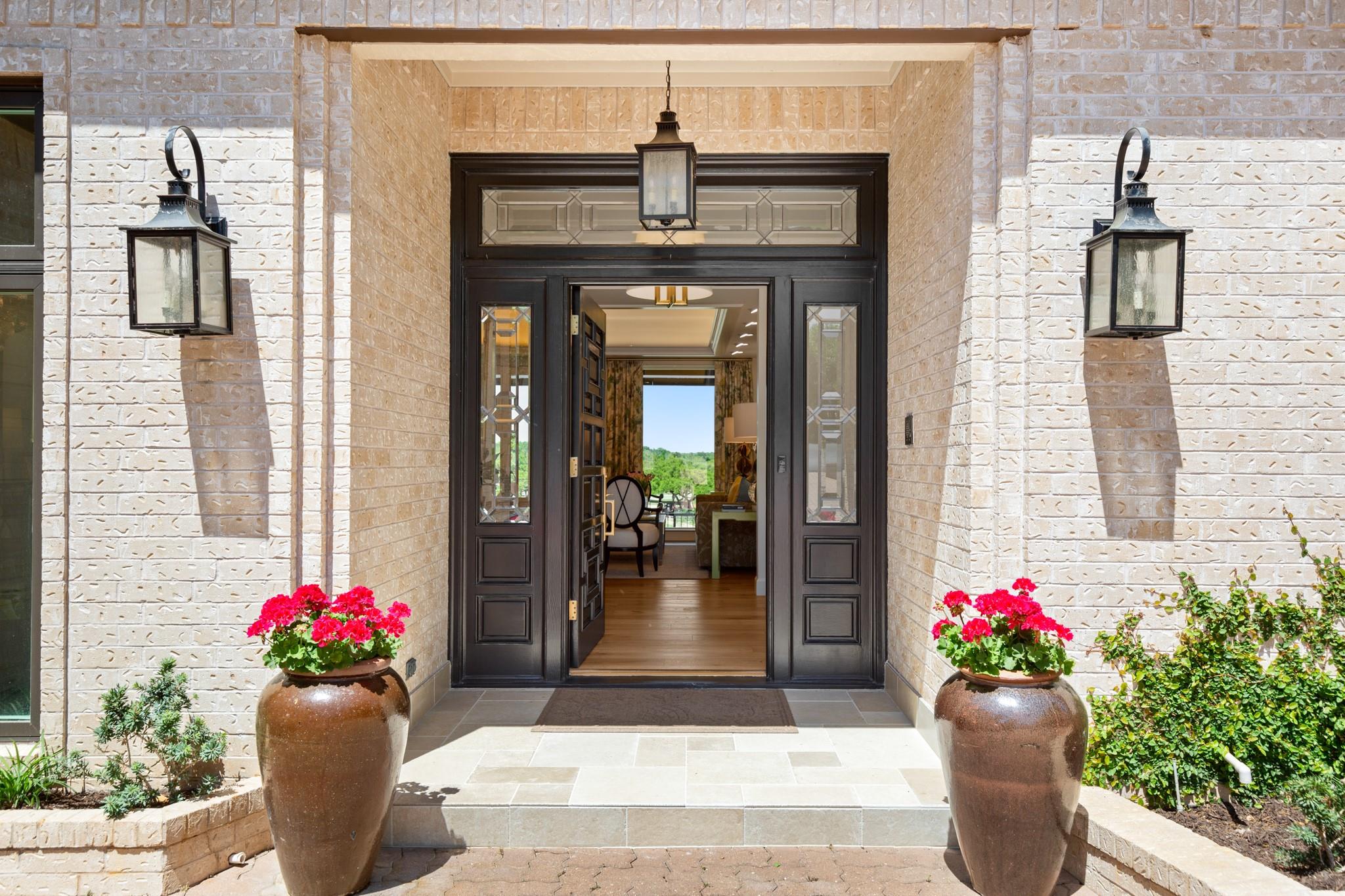 6 Links Ct, The Hills, TX 78738