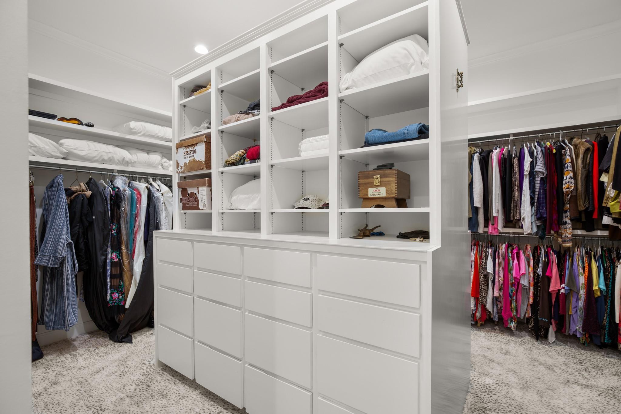 6 Links Ct, The Hills, TX 78738