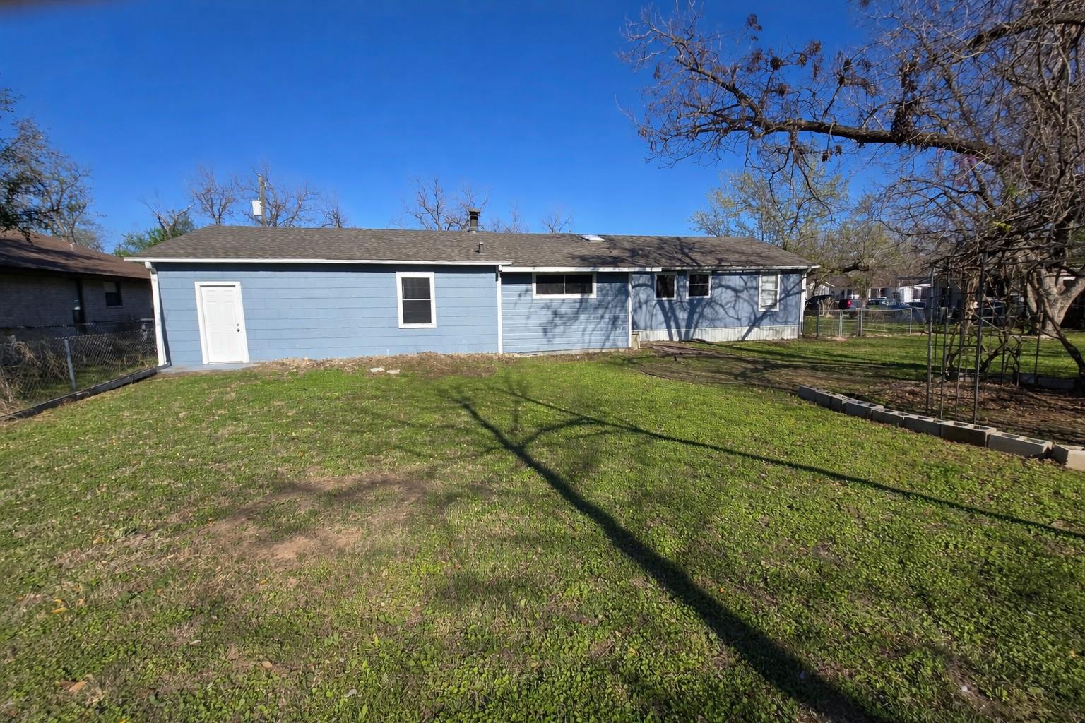 305 N 5th St, Thorndale, TX 76577