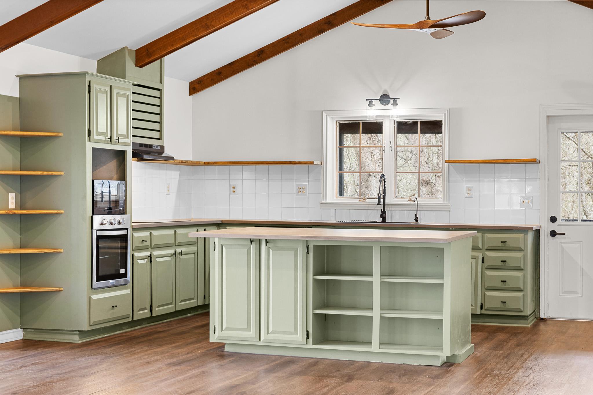 316 Valley View Dr, La Grange, TX 78945