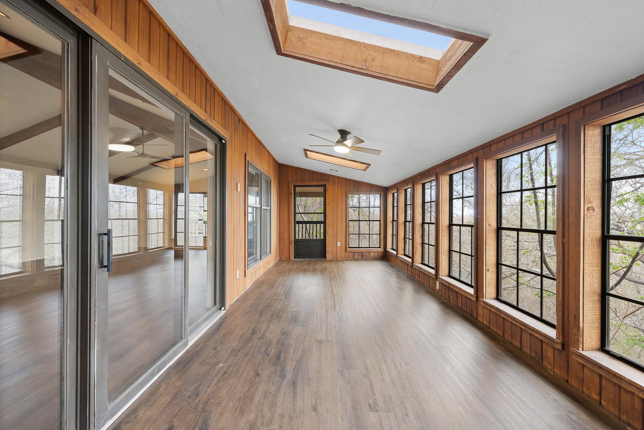 316 Valley View Dr, La Grange, TX 78945