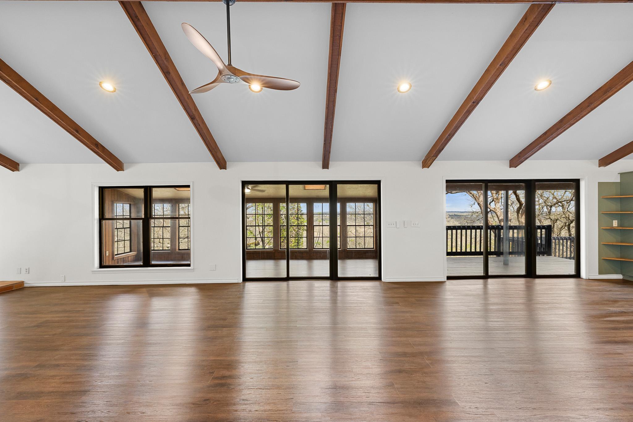 316 Valley View Dr, La Grange, TX 78945