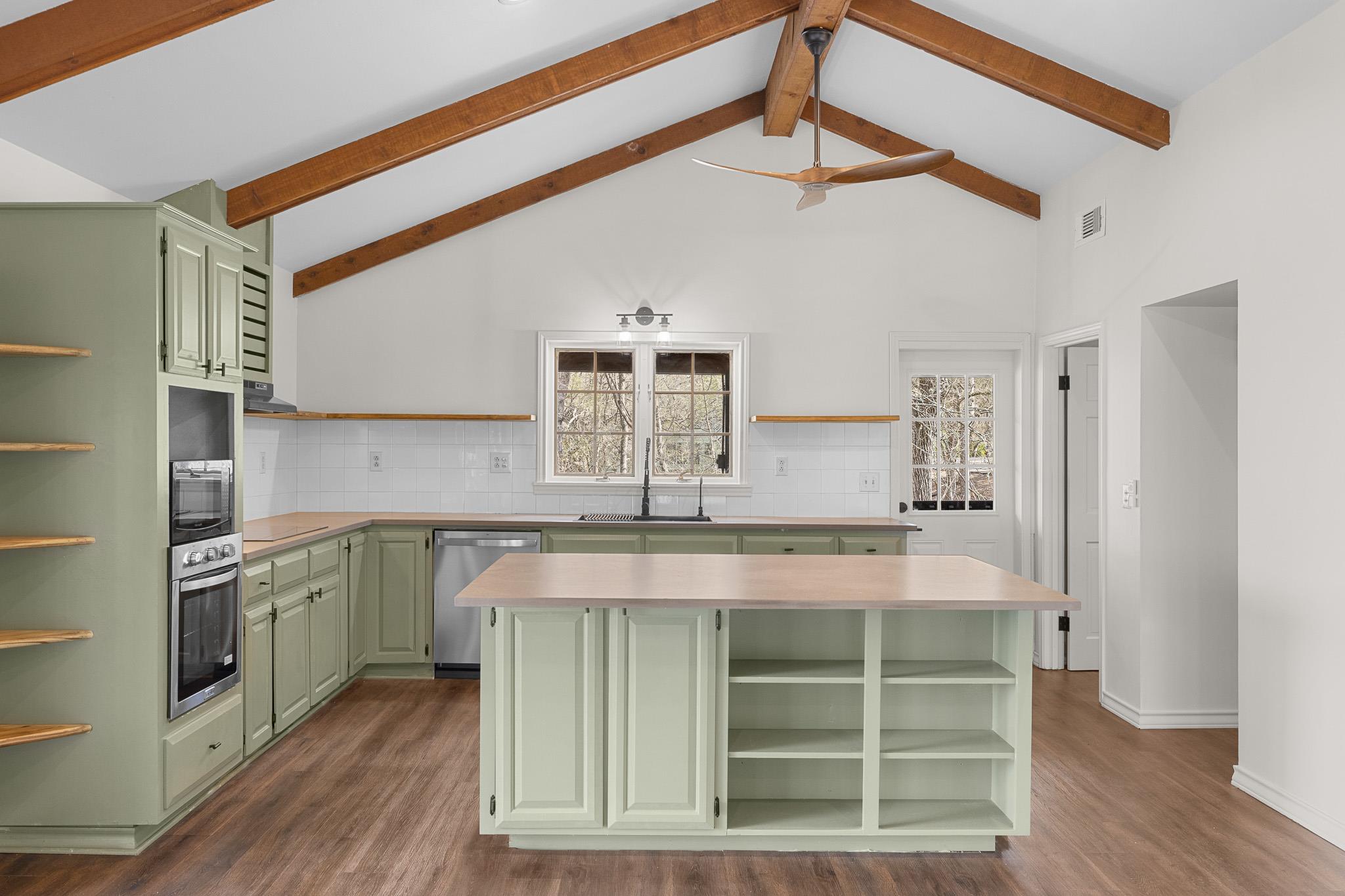 316 Valley View Dr, La Grange, TX 78945