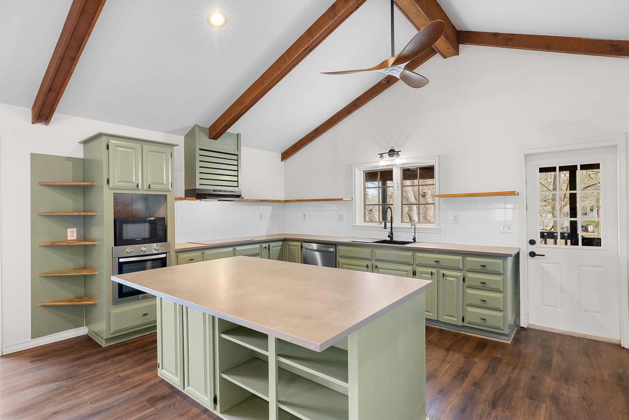 316 Valley View Dr, La Grange, TX 78945