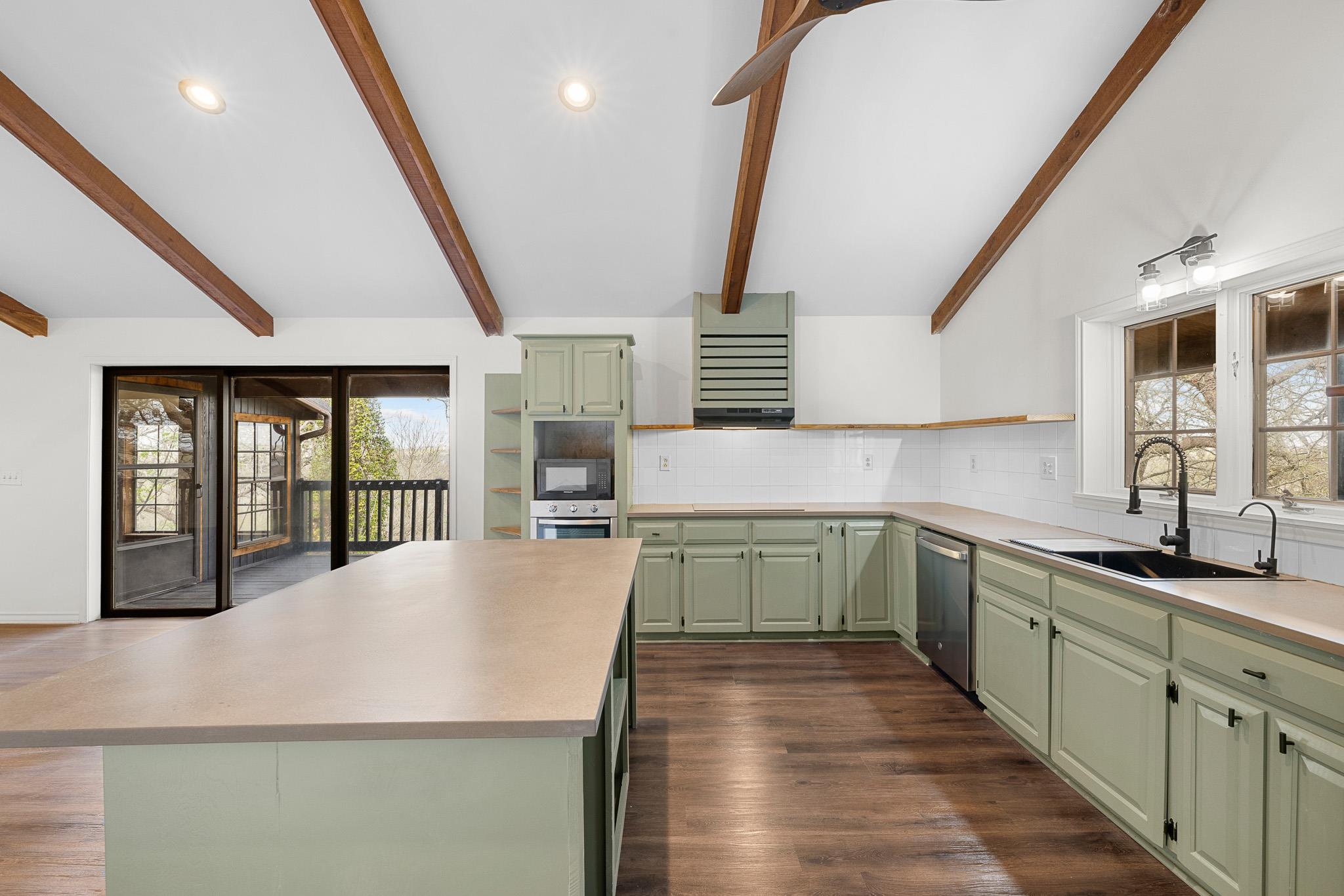 316 Valley View Dr, La Grange, TX 78945