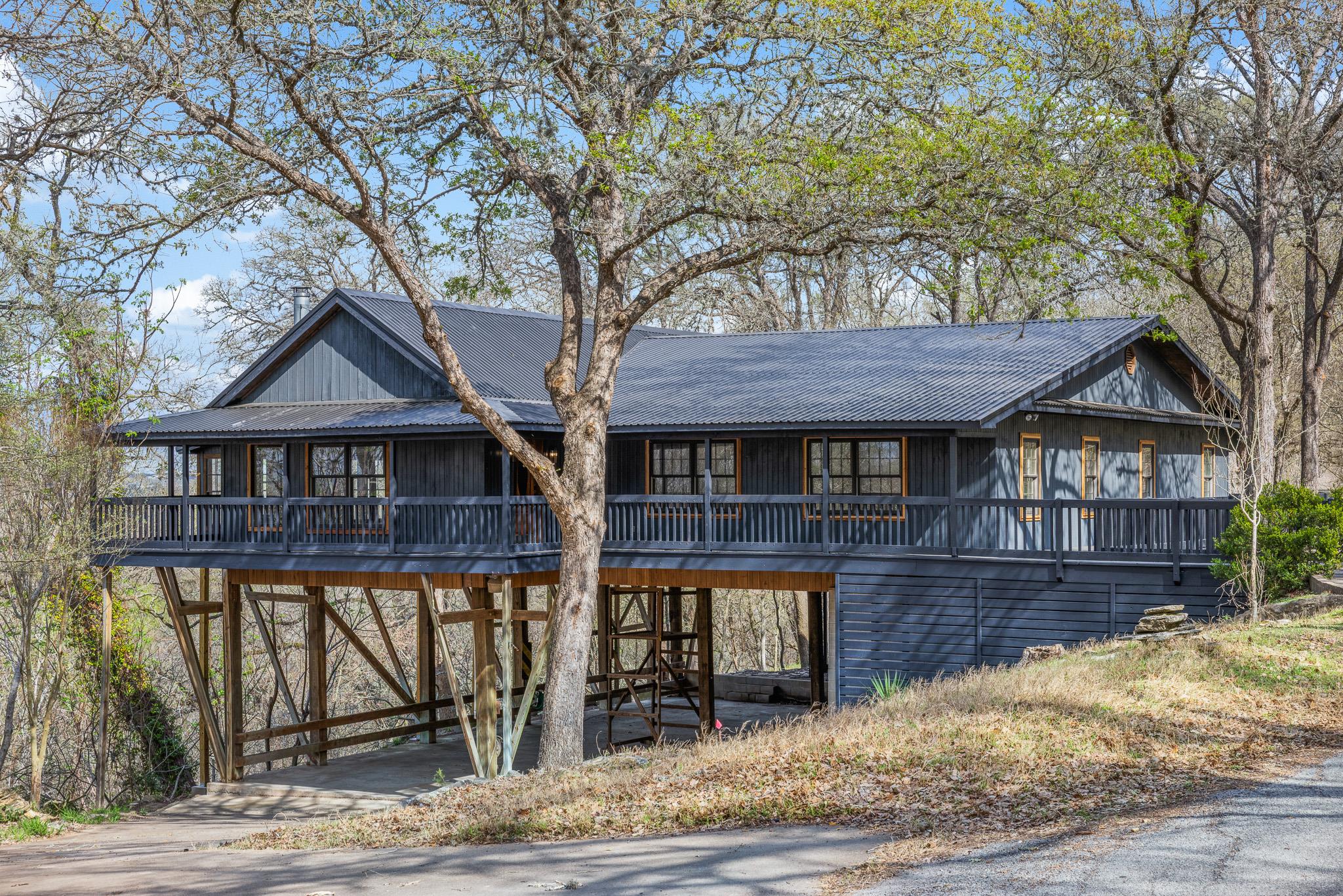 316 Valley View Dr, La Grange, TX 78945