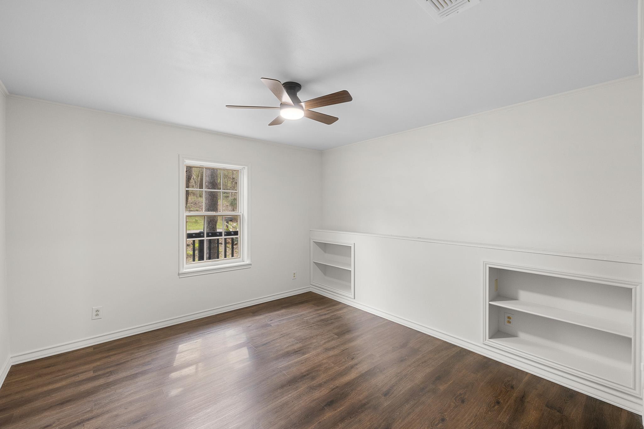 316 Valley View Dr, La Grange, TX 78945