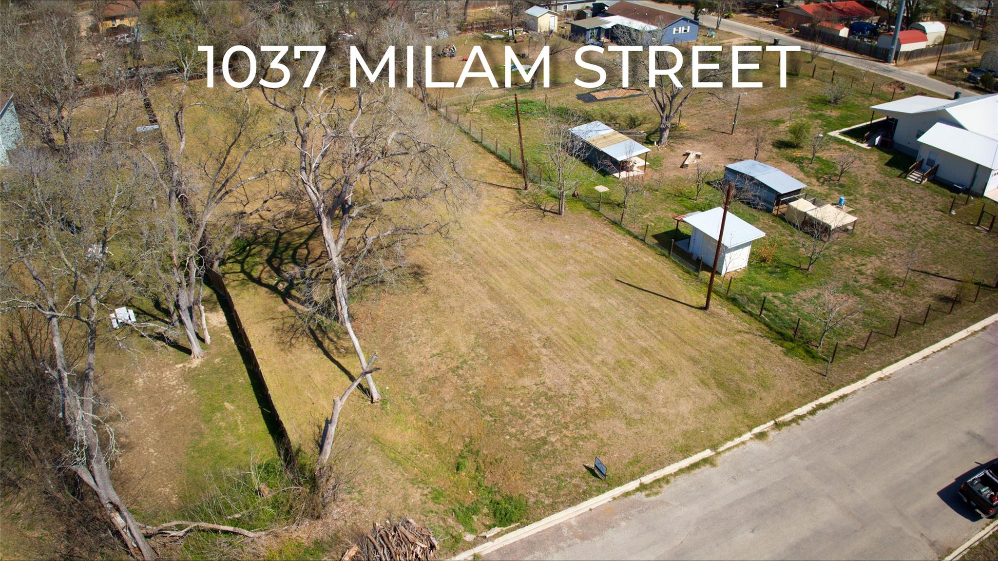 1037 Milam St, Luling, TX 78648