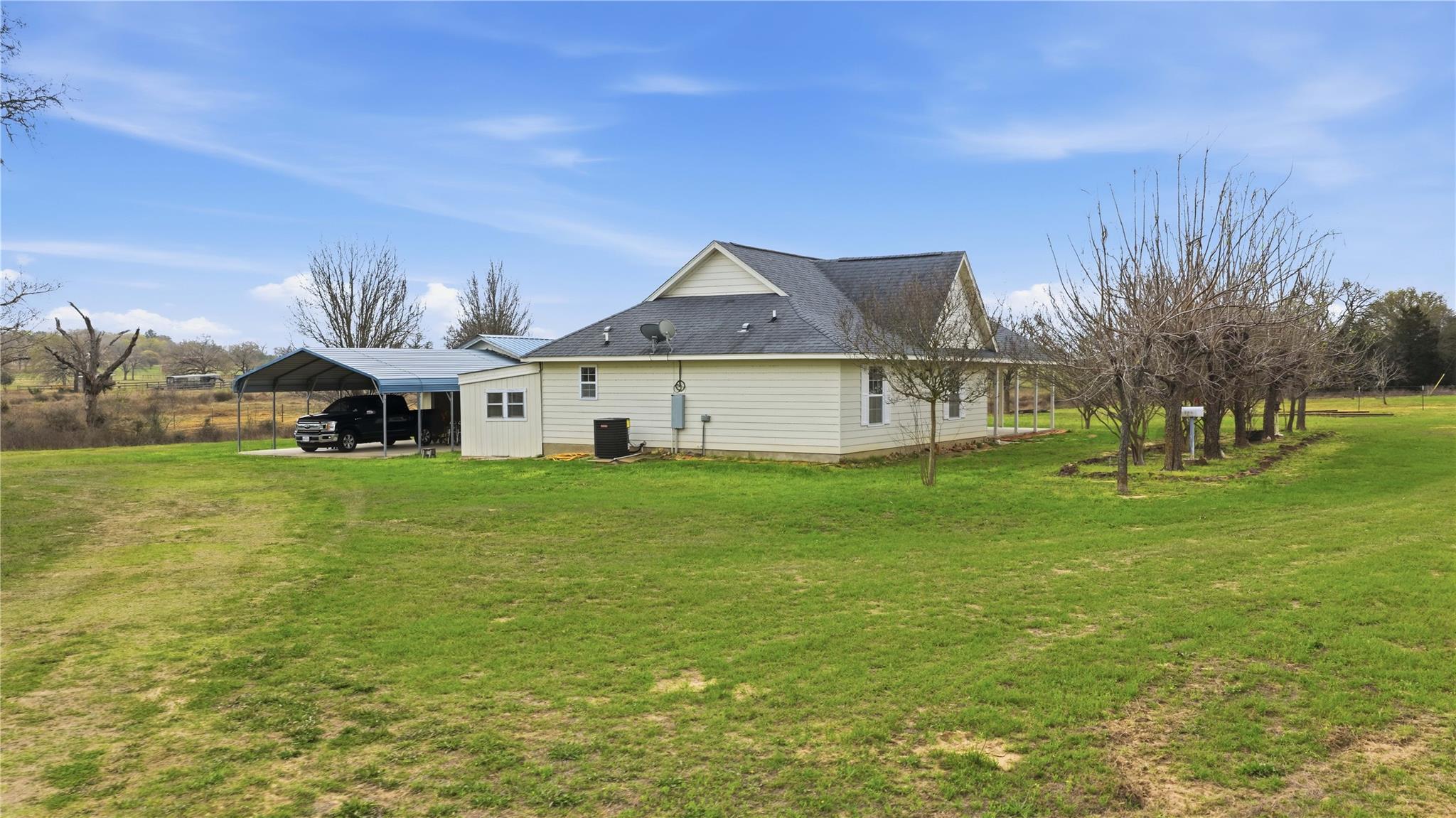 369 Young School House Rd, Smithville, TX 78957