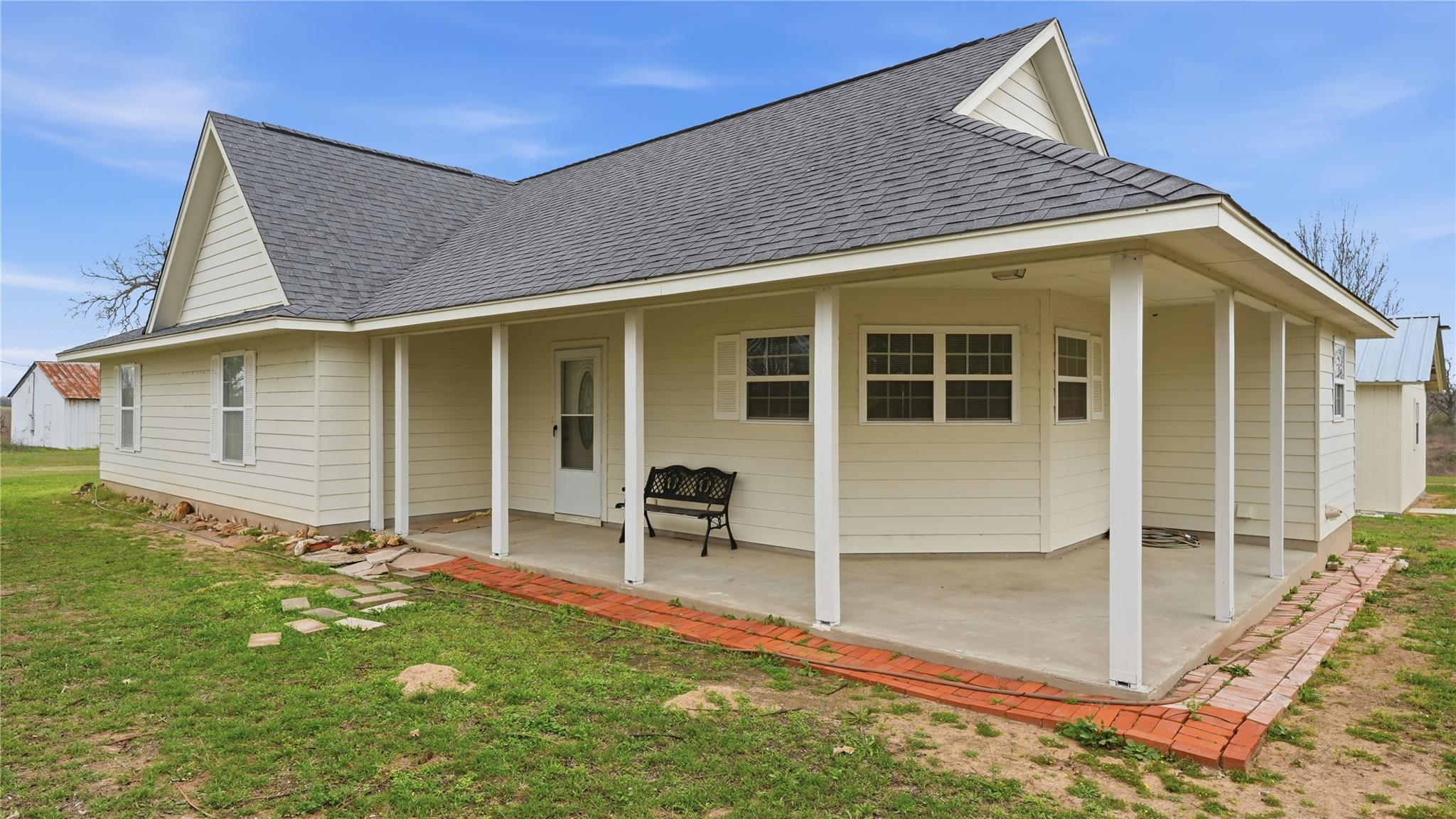 369 Young School House Rd, Smithville, TX 78957
