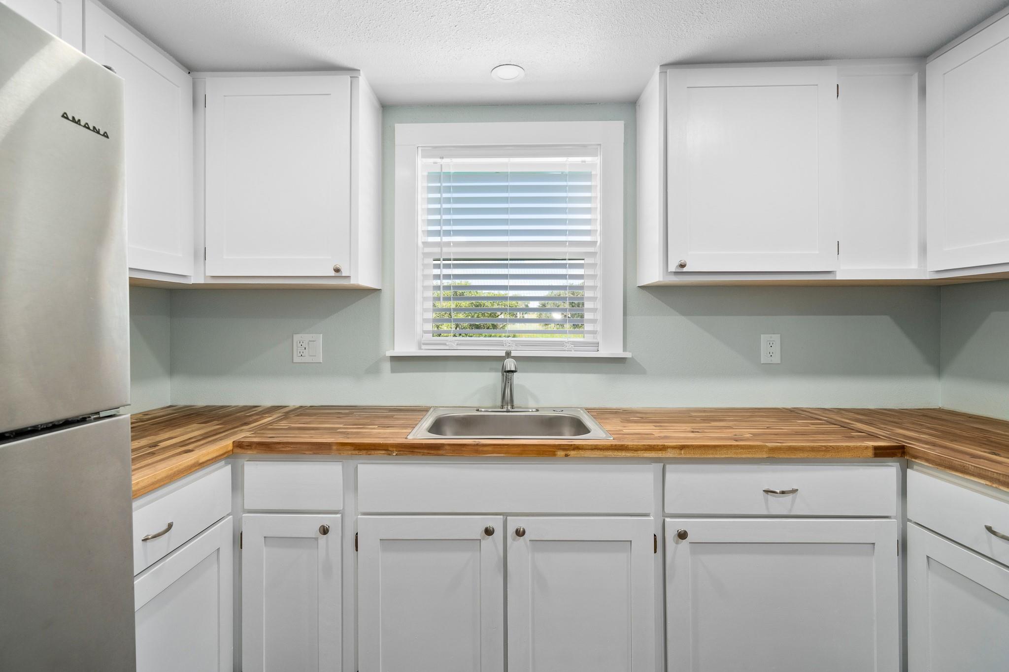 248 Post Oak Ln, Rockport, TX 78382