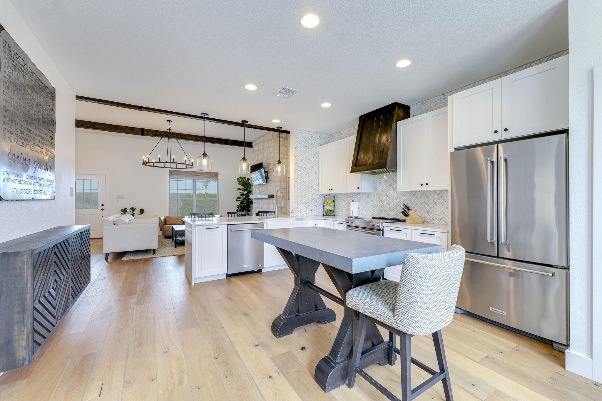 24236 Spur Trl, Spicewood, TX 78620