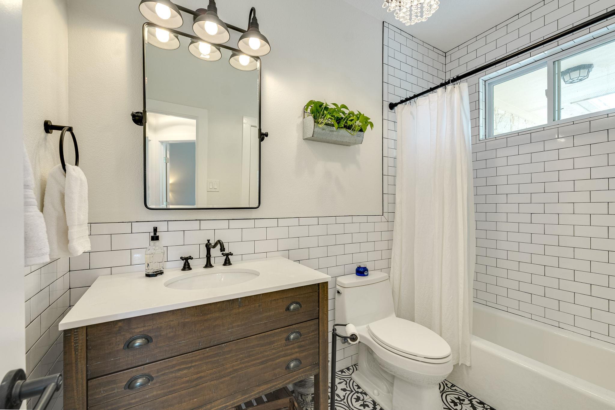 24236 Spur Trl, Spicewood, TX 78620