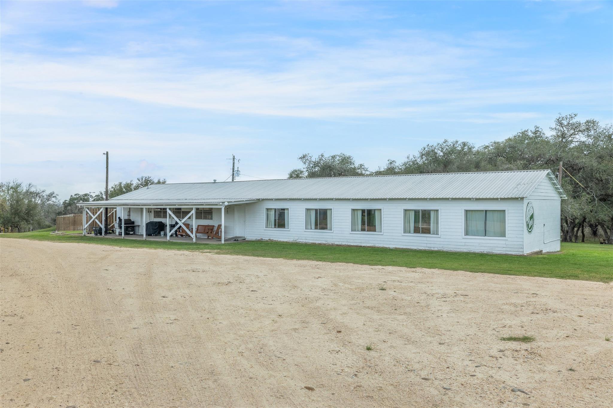 1115 County Road 307, Alleyton, TX 78935