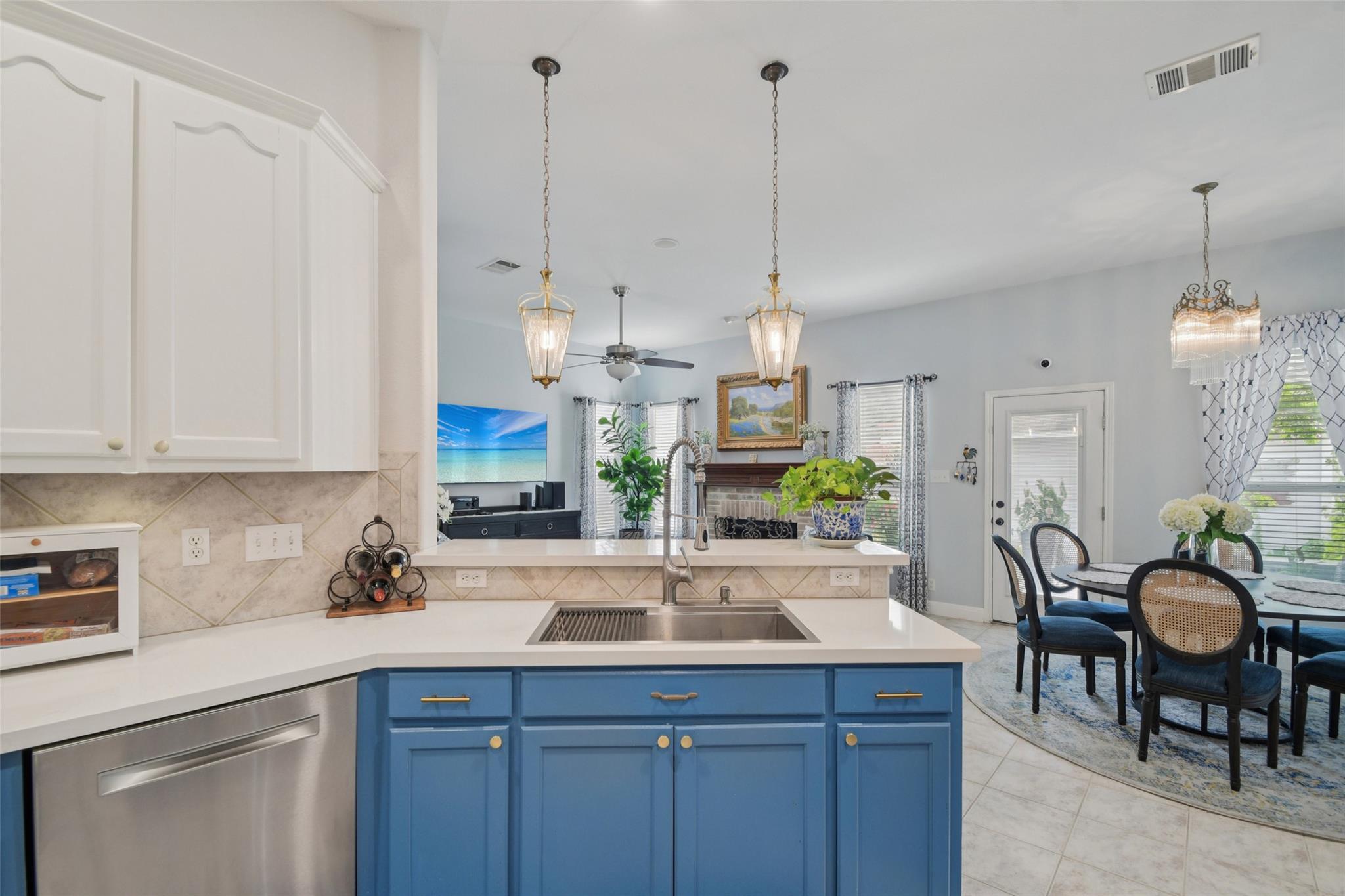 6084 Hartson, Kyle, TX 78640