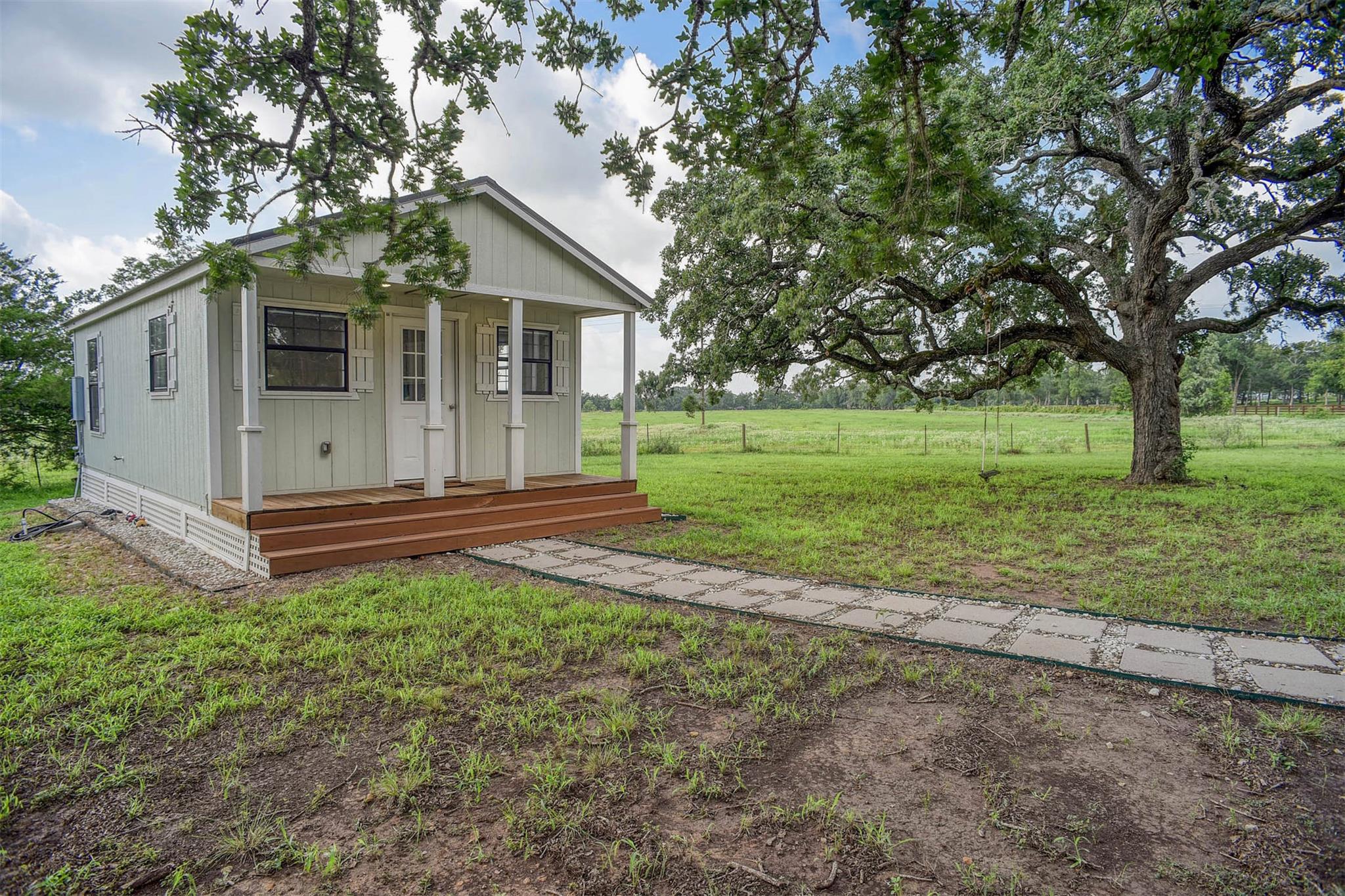 141 Grassyville Rd, Paige, TX 78659