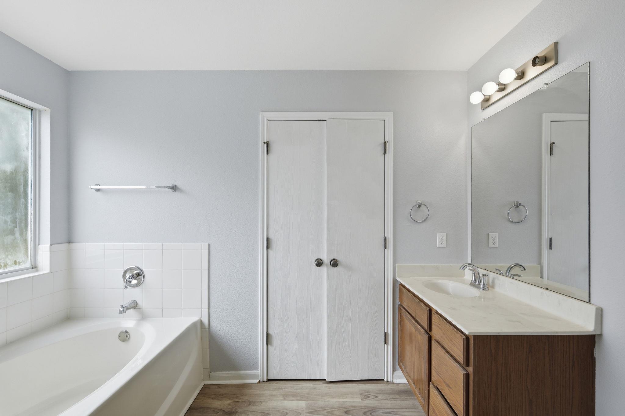 1102 Briscoe Cv, Hutto, TX 78634