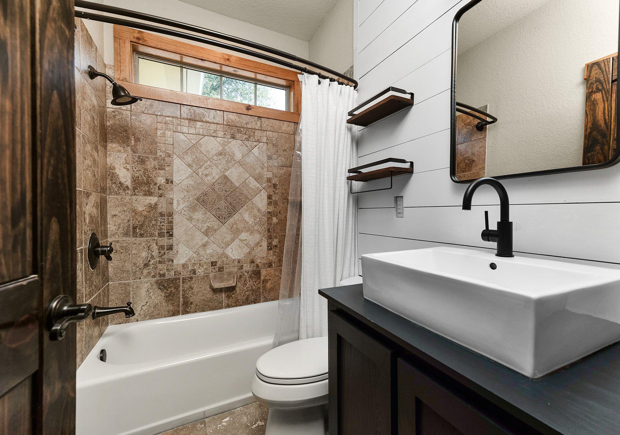 967 FALCONWOOD Dr, San Marcos, TX 78666