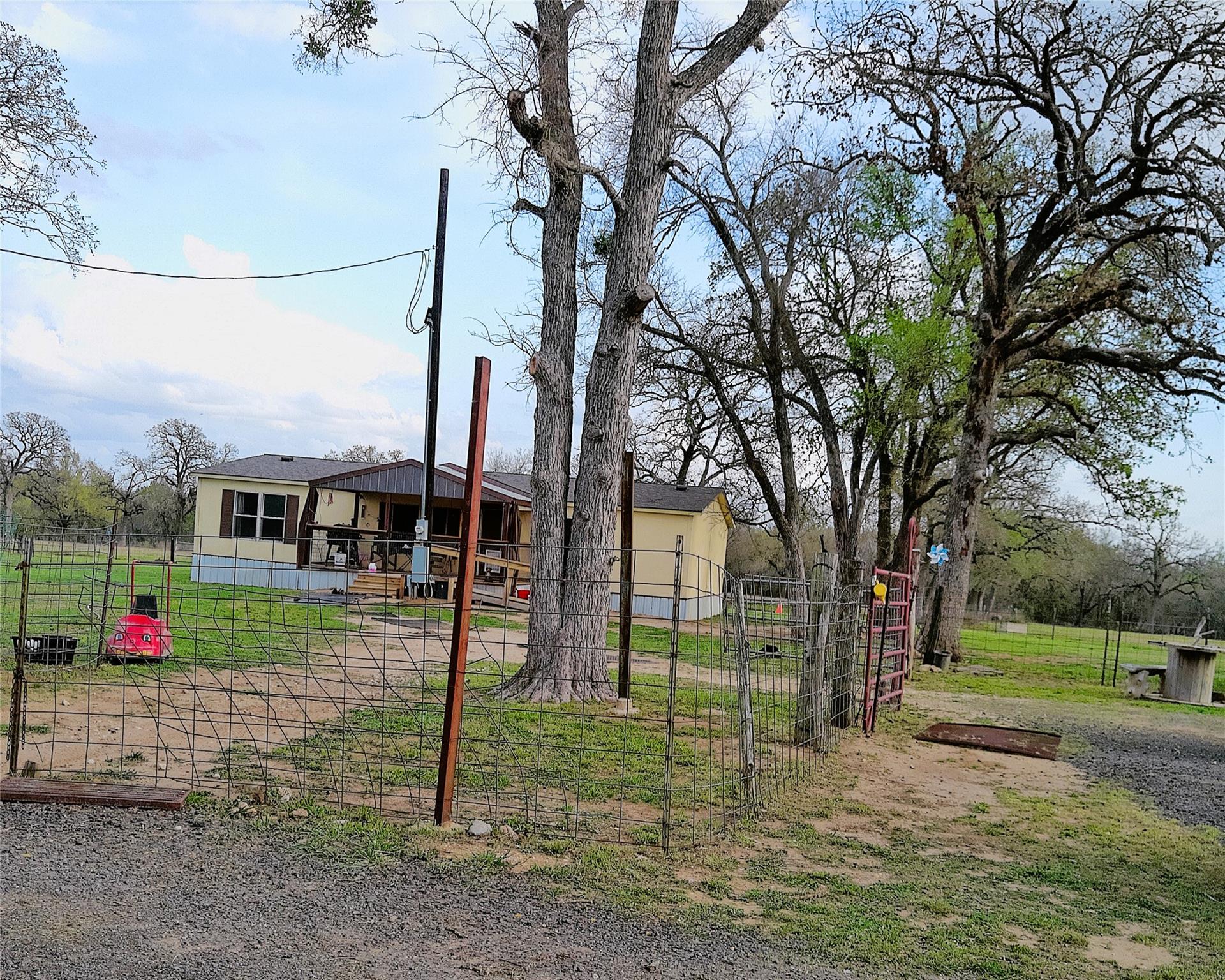 1042 Los Ranchitos Rd, Cameron, TX 76520