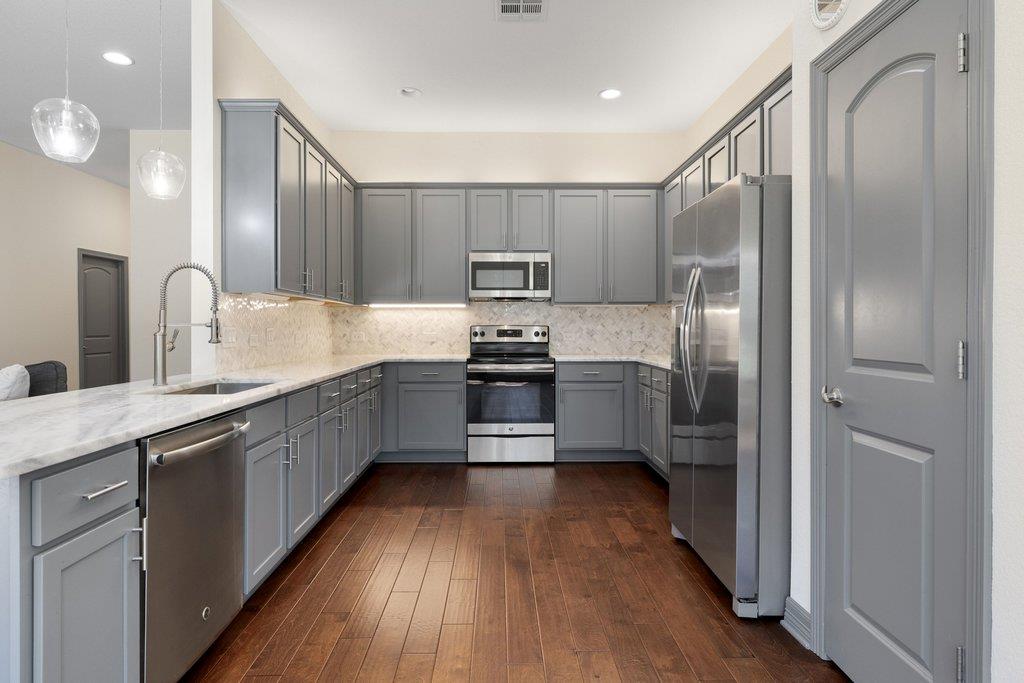 338 Coventry Rd, Spicewood, TX 78669