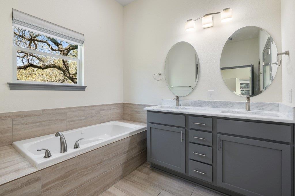 338 Coventry Rd, Spicewood, TX 78669