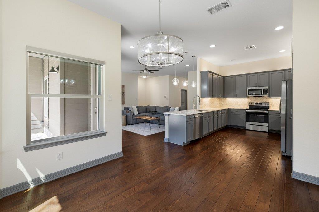 338 Coventry Rd, Spicewood, TX 78669