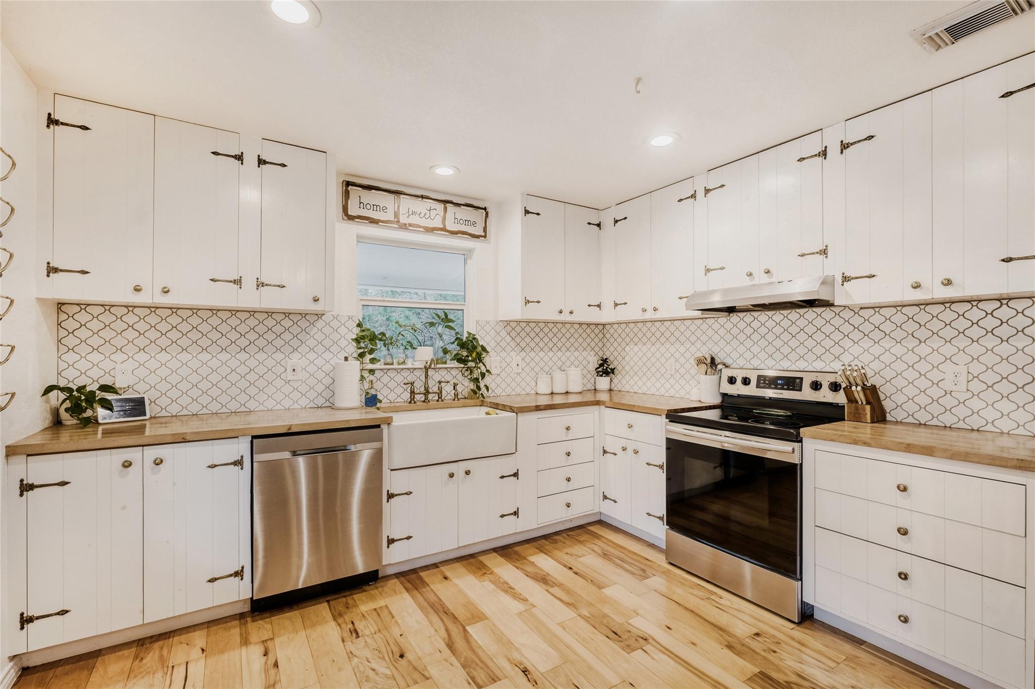 211 Creekwood Ct, Spring Branch, TX 78070