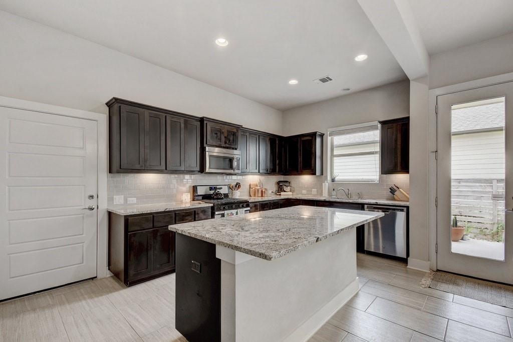 1704 Frontier Valley Dr, Austin, TX 78741