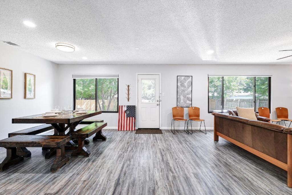 6807 Skynook Dr, Austin, TX 78745