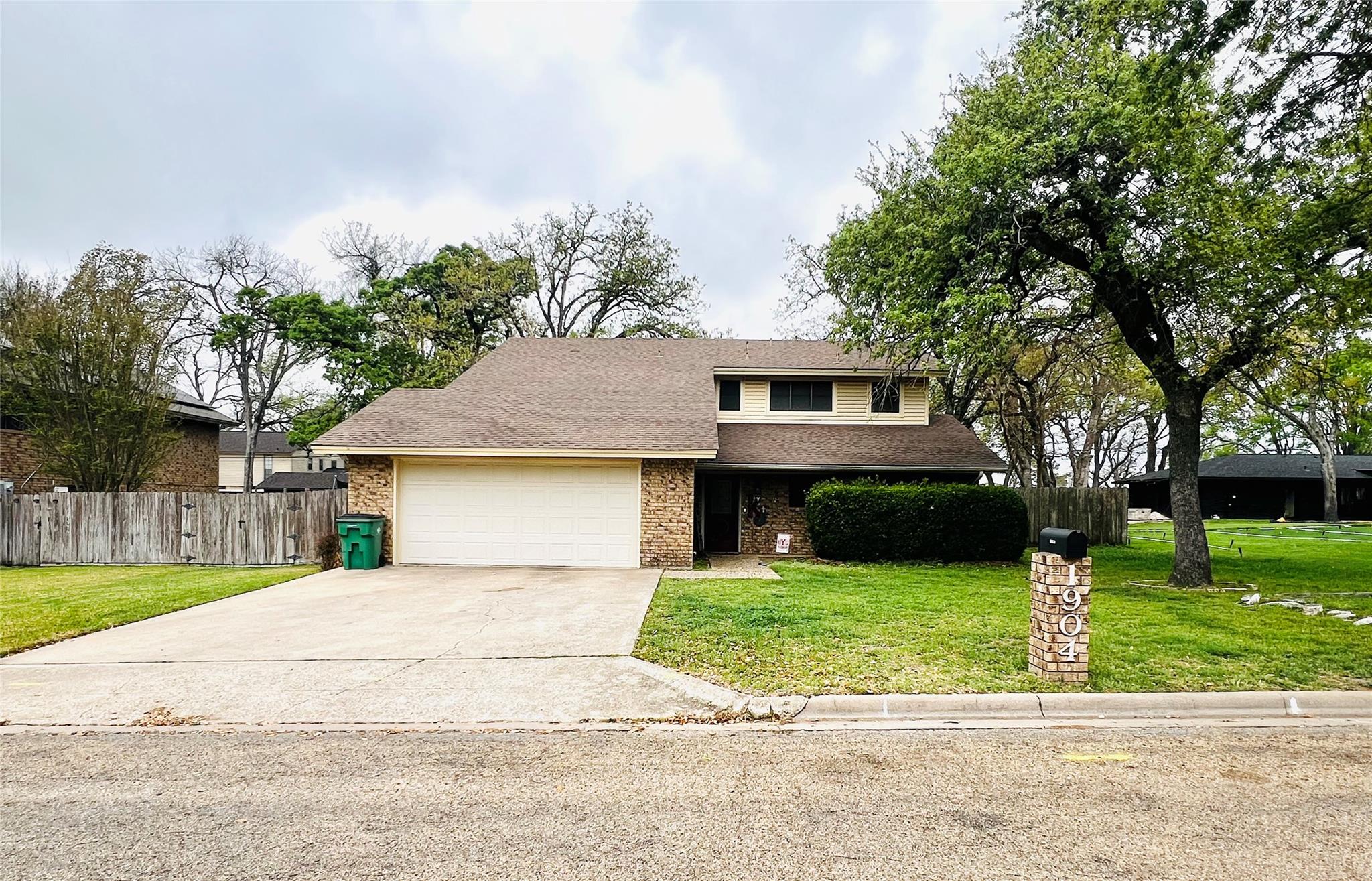 1904 N Hoover Ave, Cameron, TX 76520