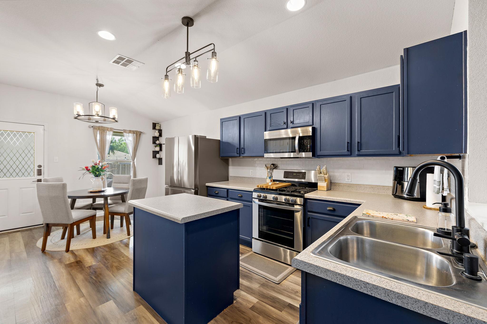 1065 Canada Wild Dr, Buda, TX 78610