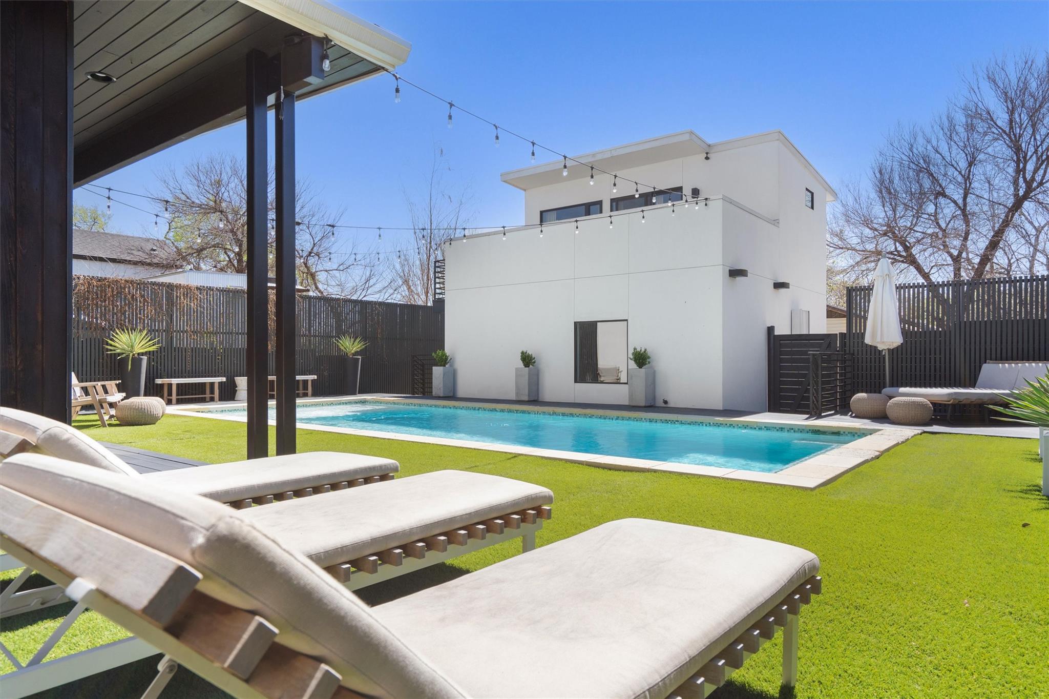 2401 E 11th St, Austin, TX 78702