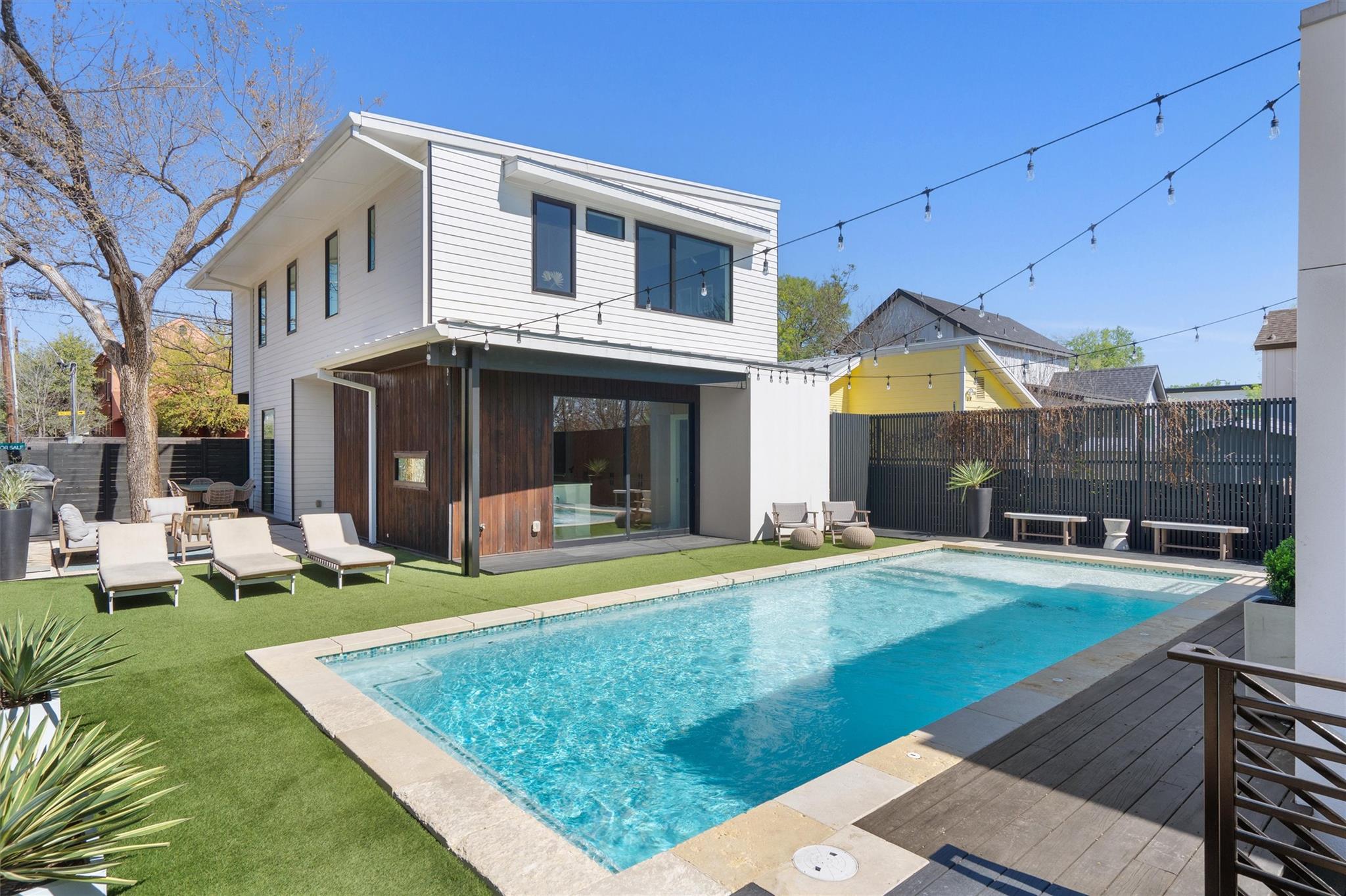 2401 E 11th St, Austin, TX 78702