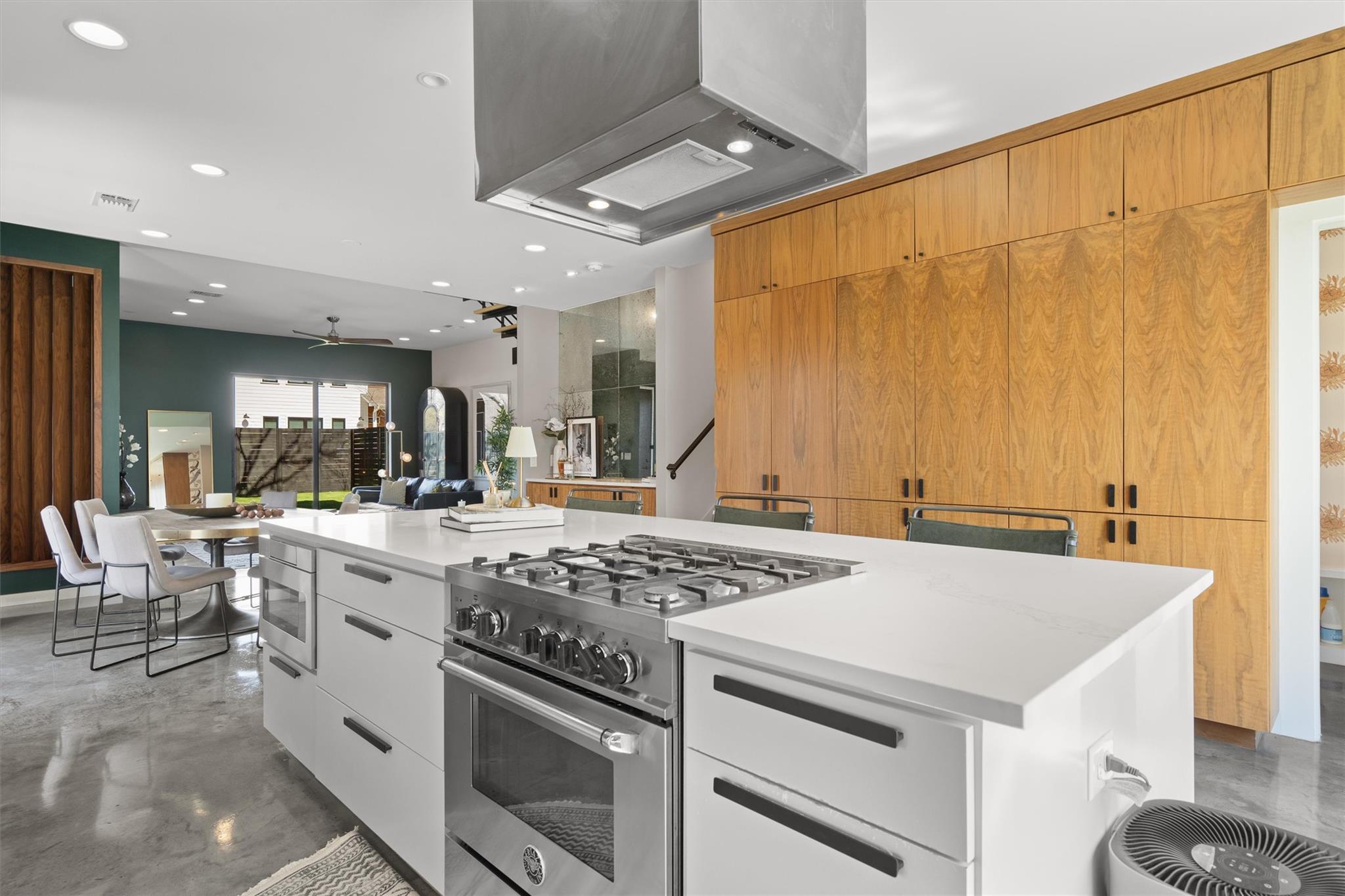 2401 E 11th St, Austin, TX 78702